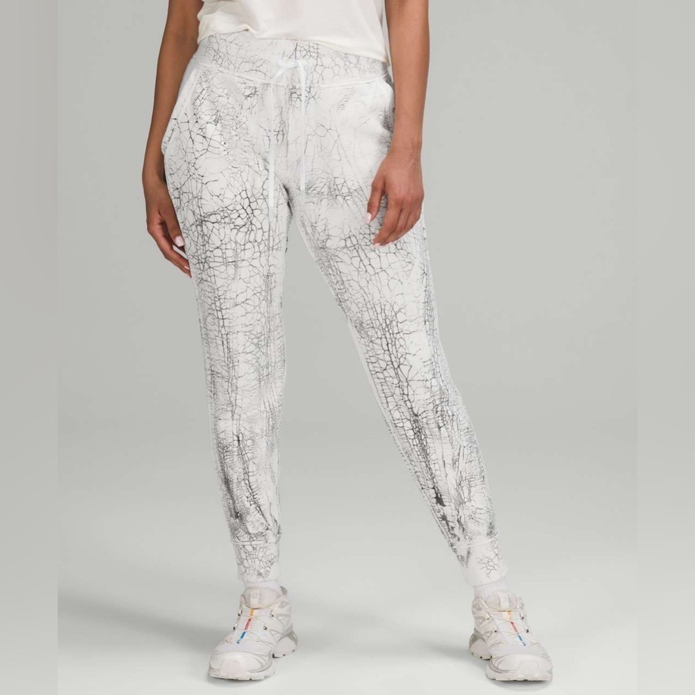 Lululemon Warm Down Jogger *7/8 Length
Thread Dye White Black